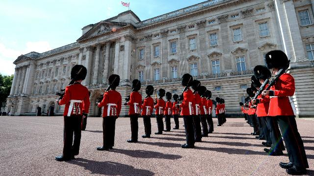 Guards outside of Buckingham Palace