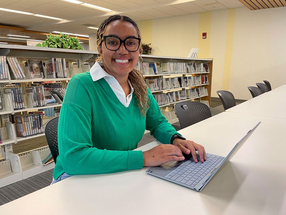 Kelli Walker with laptop